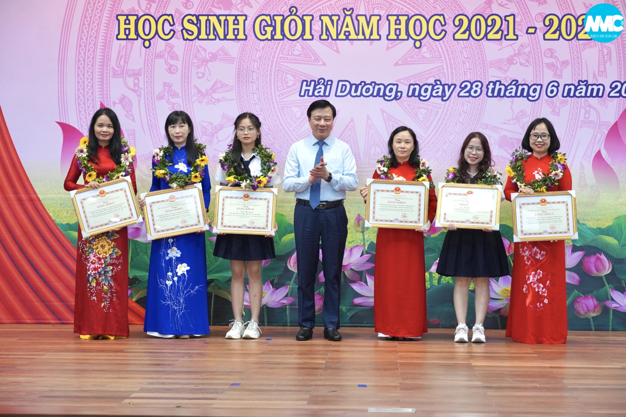 Lễ Tuyên dương khen thưởng học sinh giỏi, giáo viên giỏi năm học 2021-2022